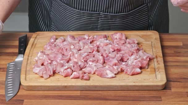 女人在切碎的新鲜鸡肉中添加调味品 并将其混合在一起 在家做饭 — 图库视频影像