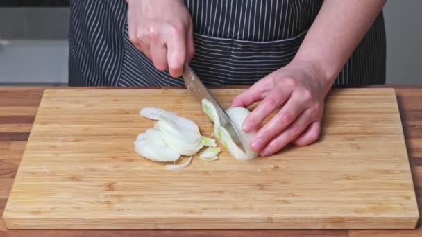 Χέρια Μιας Γυναίκας Που Κόβει Κρεμμύδι Μαγειρική Στο Σπίτι — Αρχείο Βίντεο