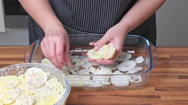 Μια Γυναίκα Βάζει Δαχτυλίδια Πατάτας Στο Γυάλινο Πιάτο Μαγειρική Στο — Αρχείο Βίντεο