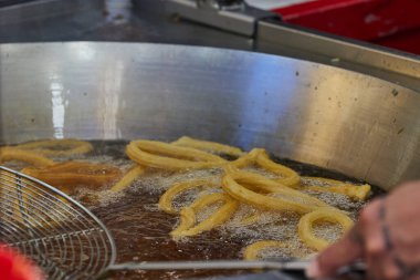 Kaynar yağda kızarmış churro hazırlığı. Geleneksel İspanyol mutfağı.