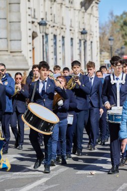 Las Fallas festivali sırasında şehir merkezinden geçen bando müzisyenlerinin festival alayı. Valencia, İspanya - 03 Mart 2024.