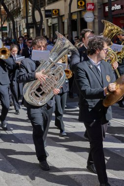 Las Fallas festivali sırasında şehir merkezinden geçen bando müzisyenlerinin festival alayı. Valencia, İspanya - 03 Mart 2024.