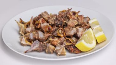 Limonlu Canailli deniz salyangozu. Bolinus brandaris. Beyaz tabakta dönen aperatifleri yemeye hazır..