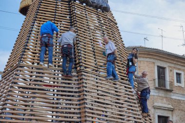 İşçiler, Falleras 'ın Las Fallas festivali sırasında çiçek sunacağı Bakire Meryem figürüne tırmanıyorlar. Valencia, İspanya - 16 Mart 2024.