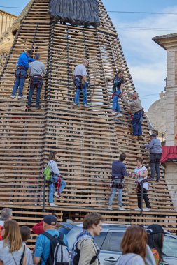İşçiler, Falleras 'ın Las Fallas festivali sırasında çiçek sunacağı Bakire Meryem figürüne tırmanıyorlar. Valencia, İspanya - 16 Mart 2024.