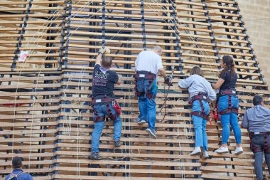 İşçiler, Falleras 'ın Las Fallas festivali sırasında çiçek sunacağı Bakire Meryem figürüne tırmanıyorlar. Valencia, İspanya - 16 Mart 2024.