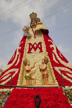 Falleras ve turistler Valencia 'daki dini şenlik Las Fallas' da. Bakire Meryem 'e çiçek. Valencia, İspanya - 16 Mart 2024.