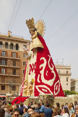 Falleras ve turistler Valencia 'daki dini şenlik Las Fallas' da. Bakire Meryem 'e çiçek. Valencia, İspanya - 16 Mart 2024.