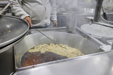 Kaynar yağda kızarmış churro hazırlığı. Geleneksel İspanyol mutfağı.