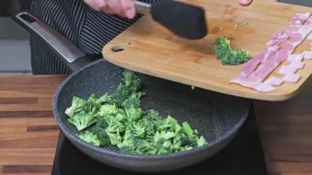Chef Frita Ovos Com Brócolis Bacon Espinafre Uma Mulher Fritando — Vídeo de Stock