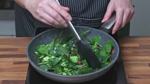Kock Steker Ägg Med Broccoli Bacon Och Spenat Kvinna Som — Stockvideo