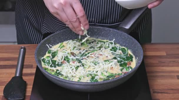 Şef Brokoli Pastırma Ispanaklı Yumurta Kızartması Bir Kadın Çırpılmış Yumurtanın — Stok video