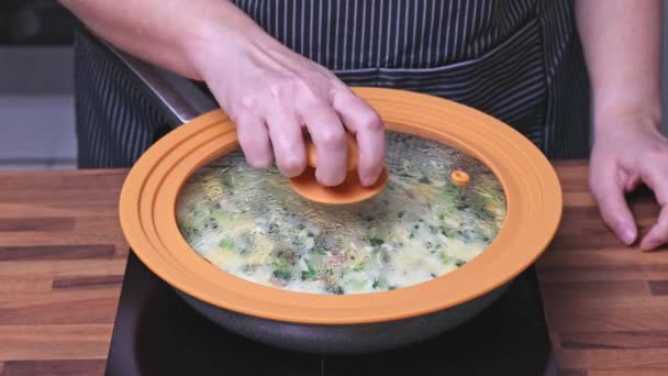 Şef Brokoli Pastırma Ispanaklı Yumurta Kızartması Bir Kadın Kızartma Tavasının — Stok video