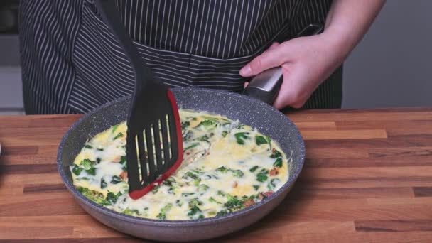 Şef Brokoli Pastırma Ispanaklı Yumurta Kızartması Bir Kadın Çırpılmış Yumurtayı — Stok video