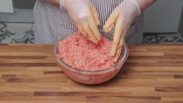 自制的烹调 一个女人用手把肉倒入碗里 — 图库视频影像