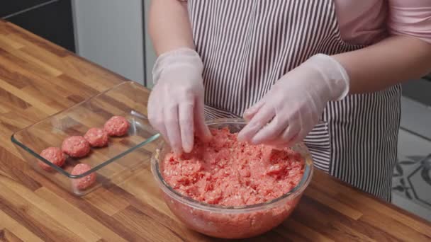 Domowej Roboty Kobieta Przygotowuje Klopsiki Mielonego Mięsa — Wideo stockowe