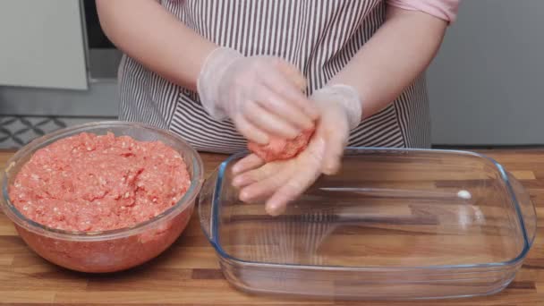Домашняя Кухня Женщина Готовит Фрикадельки Фарша — стоковое видео