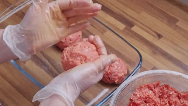 Masakan Buatan Sendiri Seorang Wanita Menyiapkan Bakso Dari Daging Cincang — Stok Video