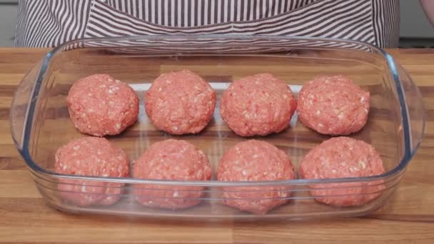 自制的烹调 自制肉丸子 切肉制成 可作后盾 — 图库视频影像