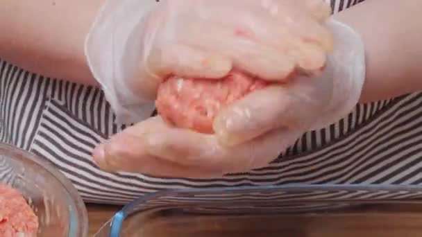 Cozinha Caseira Uma Mulher Prepara Almôndegas Carne Picada — Vídeo de Stock