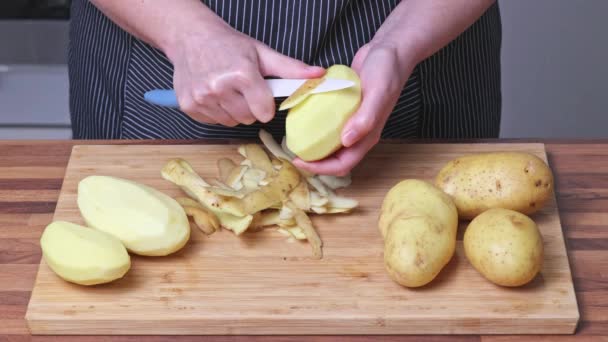 Die Hände Einer Frau Beim Kartoffelschälen Kochen Hause — Stockvideo