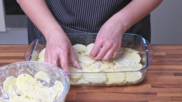 Μια Γυναίκα Βάζει Δαχτυλίδια Πατάτας Στο Γυάλινο Πιάτο Μαγειρική Στο — Αρχείο Βίντεο
