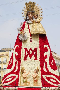 Falleras ve turistler Valencia 'daki dini şenlik Las Fallas' da. Bakire Meryem 'e çiçek. Valencia, İspanya - 16 Mart 2024.