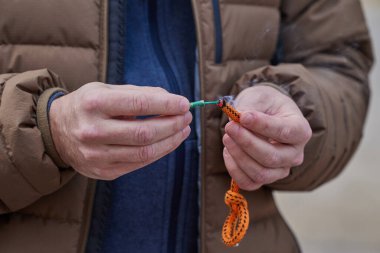 Erkek elinin fitille havai fişek ateşlemesine yaklaş. Elinde yanan bir patlayıcıyı tutan adam.