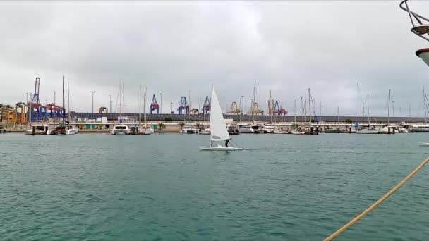 Небольшие Спортивные Парусные Яхты Возвращаются Гавань После Дня Тренировок Валенсия — стоковое видео