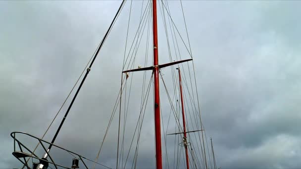 Вид Застывший Корабль Мачтами Развевающимся Флагом Облачном Небе — стоковое видео