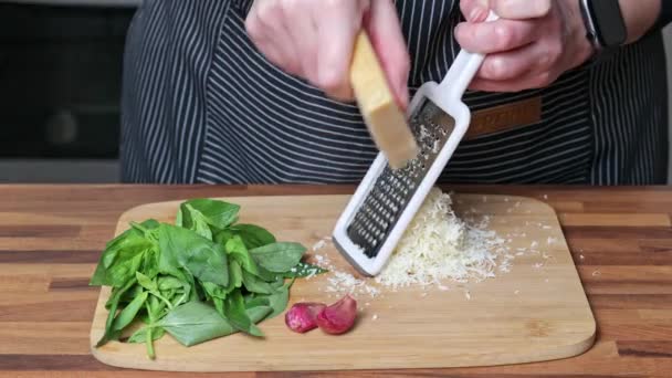 Pesto Sosu Pişirmek Kadın Eli Parmesan Peynirini Rendeliyor — Stok video