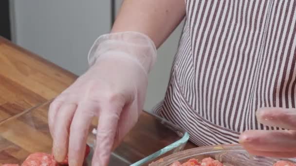Домашняя Кухня Женщина Готовит Фрикадельки Фарша — стоковое видео