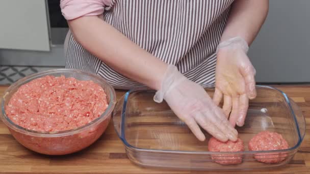 自制的烹调 一个女人用切肉做肉丸子 — 图库视频影像