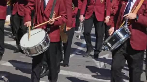 在拉斯法拉斯节期间 一支铜管乐队音乐家的节庆队伍穿过市中心 西班牙巴伦西亚 2024年3月3日 — 图库视频影像