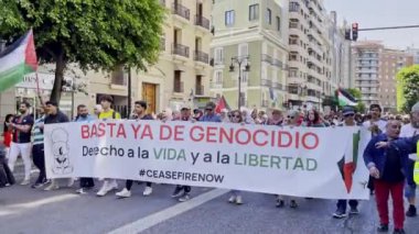 Filistinli destekçiler Valencia şehir merkezine doğru yürüyorlar. Valencia, İspanya - 21 Nisan 2024.