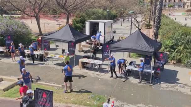 Gli Atleti Corrono Attraverso Punto Aid Station Durante Ironman Marathon — Video Stock