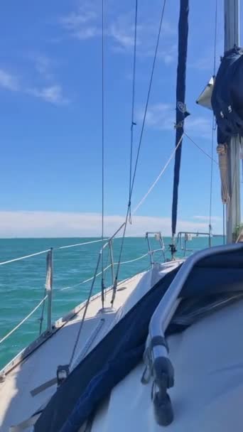 Plachtění Jachta Loď Jízdu Oceánu Slunečného Dne Pohled Paluby Jachty — Stock video