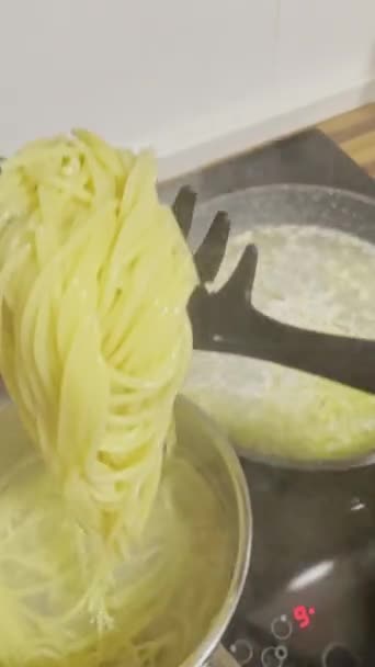 Kvinnan Lagar Spaghetti Med Skaldjur Kocken Lägger Den Kokta Spaghettin — Stockvideo