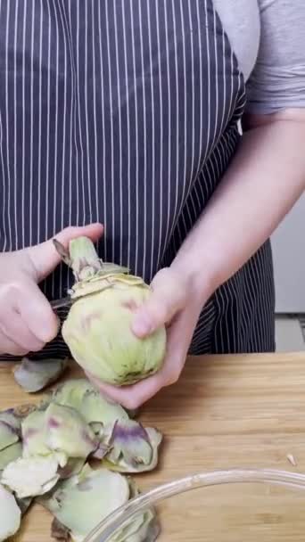 Kobieta Czyści Karczochy Proces Gotowania Kuchni Gotowy Przygotowania — Wideo stockowe