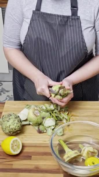 Kobieta Czyści Karczochy Proces Gotowania Kuchni Gotowy Przygotowania — Wideo stockowe