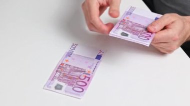 Eller Avrupa 500 (500) EURO para banknotlarını birbiri ardına sayar. 500 Euro 'luk banknot sayımı.