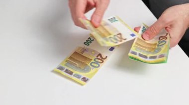 Eller Avrupa 'da 100 ve 200 EURO para birimini birbiri ardına sayıyor