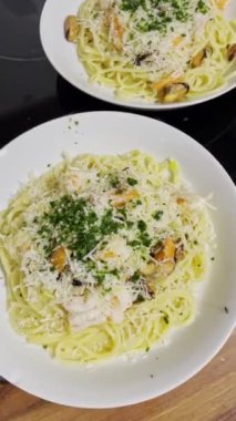 Tabağında deniz mahsulleri olan spagetti. Yemek servise hazır..