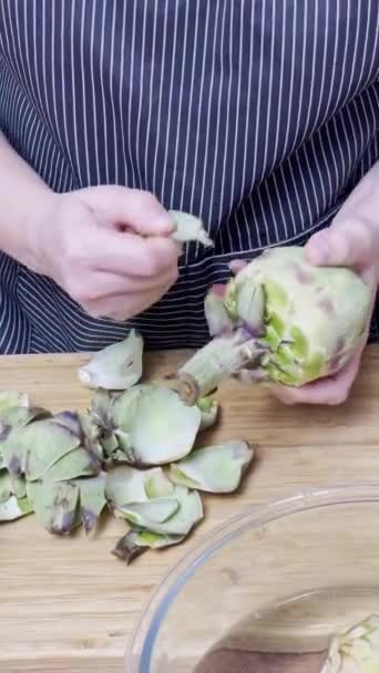 Mujer Limpiando Alcachofas Proceso Cocción Cocina Listo Para Prepararse — Vídeos de Stock