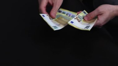 Eller birbiri ardına Avrupa 200 (200) EURO para banknotlarını sayar. 200 Euro banknot sayımı.