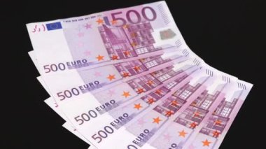 500 avroluk banknotlar siyah arka plana saçıldı. Uzaklaştır.