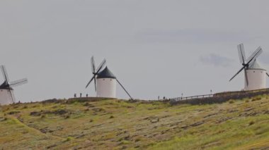 Consuegra Köyü 'nün tepesindeki eski yel değirmenleri. Devlerin ve Don Kişot hikayelerinin diyarı..