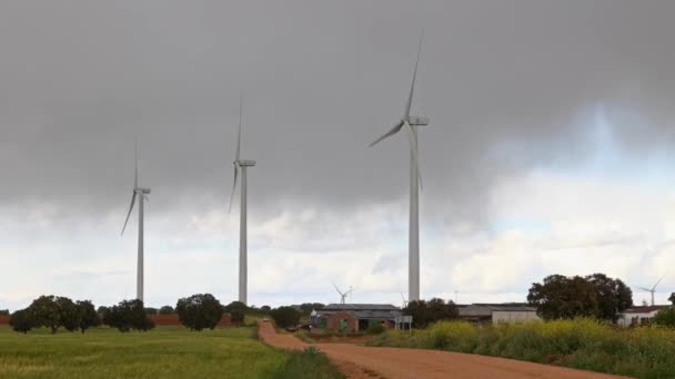 Turbinas Eólicas Fazenda Com Estrada Rural Contra Nuvens Escuras — Vídeo de Stock