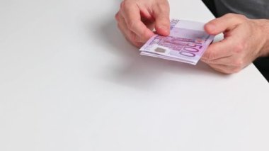 Eller Avrupa 500 (500) EURO para banknotlarını birbiri ardına sayar. 500 Euro 'luk banknot sayımı.