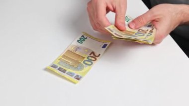 Eller Avrupa 'da 200 Avro' yu sayıyor. Birbiri ardına 200 Avro 'luk para banknotları. 200 Euro banknot sayımı.
